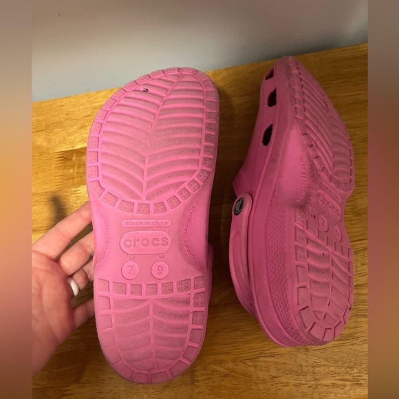 Crocs Class in Pink Women’s 9 Bubblegum pink classic clog - Picture 6 of 8